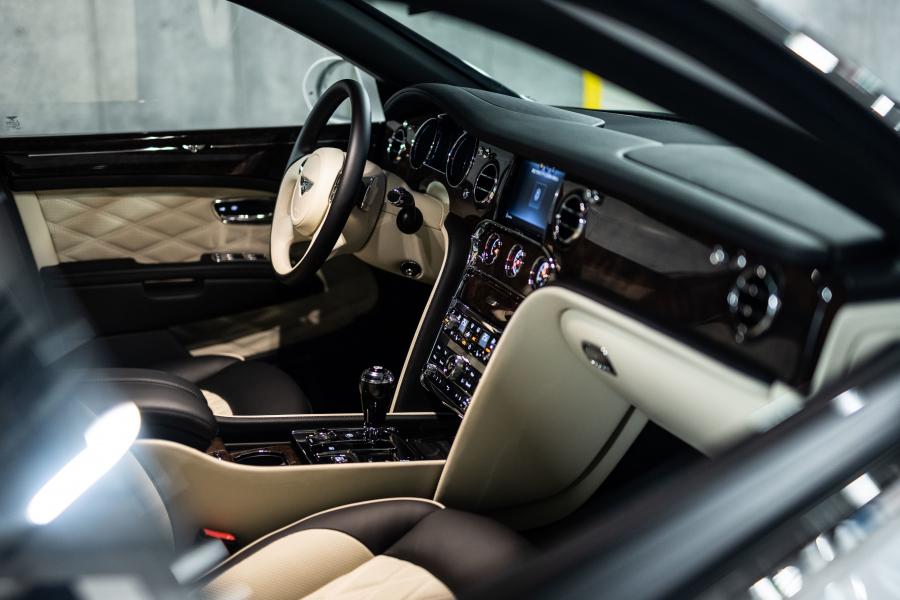 Интерьер Bentley Mulsanne 2016 года  (JP) (фото 5 из 19)